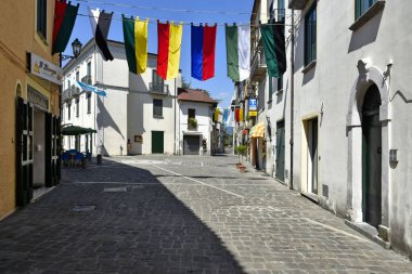 İtalya 'nın Calabria bölgesinde kırsal bir köy olan Laino Borgo' nun eski evleri arasında dar bir sokak.