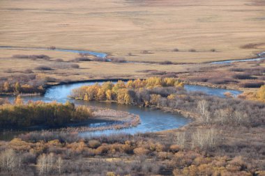 Sonbahar tarlasında küçük bir nehir