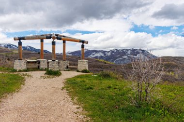 Utah, ABD 'de karla kaplı güzel dağların alçak açılı görüntüsü.
