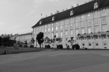 A scenic view of the Hofburg palace against Heldenplatz in Vienna, Austria shot in grayscale