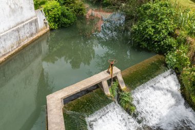 Santarem, Portekiz 'in eski kenti Torres Novas' taki Almonda Nehri 'nin doğal manzarası.