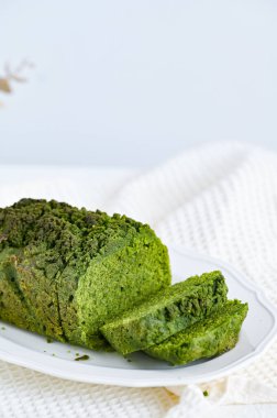 Tabağa yakın plan yeşil ıspanaklı ekmek.