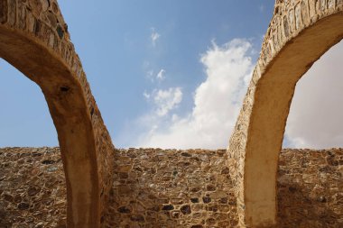 Arap Yarımadası 'ndaki antik bir binanın dikey görüntüsü.