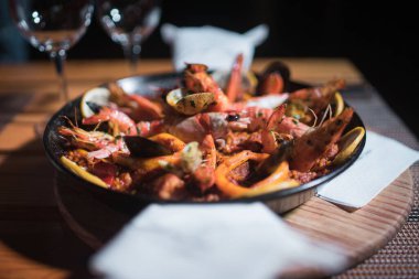 Taze Paella tabağı masada.