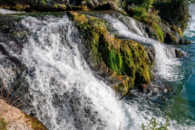 İsviçre, Schaffhausen 'deki Rheinfall Şelalesi' nin doğal manzarası.
