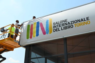 Uluslararası Kitap Fuarı logosu İtalya 'nın Torino kentinde düzenlenecek olan etkinliğin yapılacağı yerin önünde sergilendi.