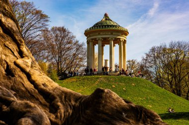 Monopteros, Almanya 'da Bavyera eyaletinde yer alan bir şehirdir.