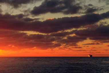 Litvanya 'nın Klaipeda limanında renkli bulutlu gün batımının büyüleyici bir görüntüsü
