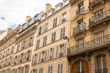 Paris, tipik cephe ve pencereler, Montmartre 'de güzel bir bina.