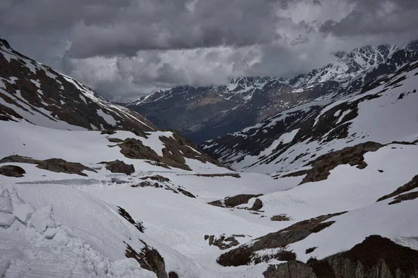 Заснеженные Склоны Гор Швейцарии Облачным Небом — стоковое фото