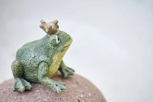 王子を回すためにキスを待っているカエルの像 アート彫刻 — ストック写真
