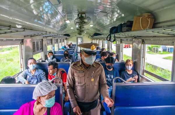 Nsanlar Bir Kondüktör Thailan Bir Tren Vagonunda — Stok fotoğraf