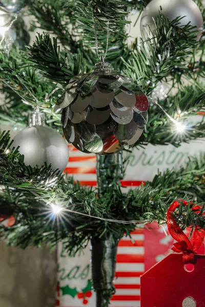 Tiro Vertical Uma Pequena Árvore Natal Com Luzes Presentes Sob — Fotografia de Stock