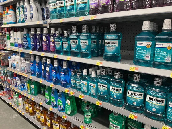 Grovetown Usa Walmart Retail Store Interior Personal Hygiene Mouthwash — Foto de Stock