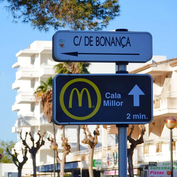 Bilden Visar Gatuskylt Calle Bonanca Cala Millor Som Visar Mcdonalds — Stockfoto