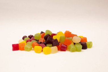 Beyaz arka planda izole edilmiş renkli şekerlemeler.