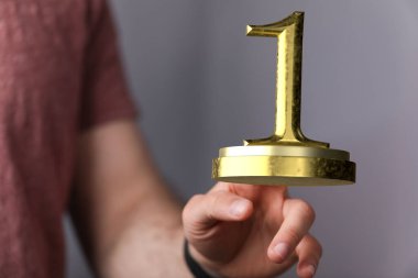 Holografik bir şekilde bir kişi tarafından manipüle edilen bir kupanın 3 boyutlu görüntüsü.