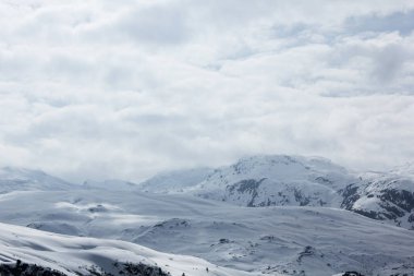 Karlı dağların güzel manzarası