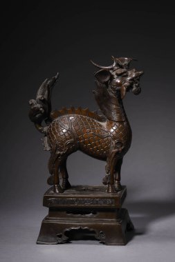 Masadaki güzel bir heykelin yakın çekimi.