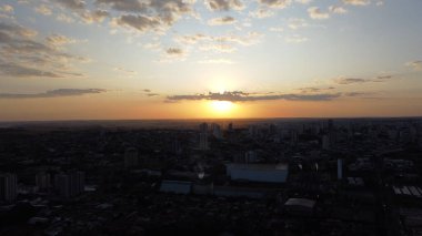 Araraquara, Sao Paulo, Brezilya üzerinde güzel bir altın gün batımı gökyüzünün panoramik hava görüntüsü