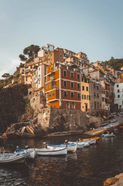A vertical shot of residential buildings in Riomaggiore, Cinque Terre, Italy