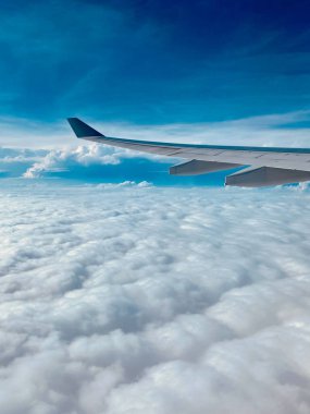 Güzel bulutlu uçak penceresinden dikey bir görüntü.