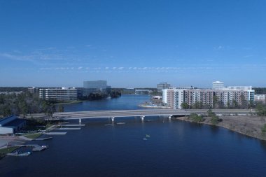 Teksas 'taki Woodlands Gölü üzerine inşa edilmiş bir köprünün hava görüntüsü, mavi gökyüzü arka planında ABD