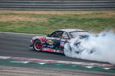 Nissan Silvia S14 pistte sürüklenen çıkartmalarla dolu