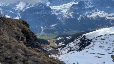 İsviçre 'de kar kaplı güzel dağların büyüleyici manzarası