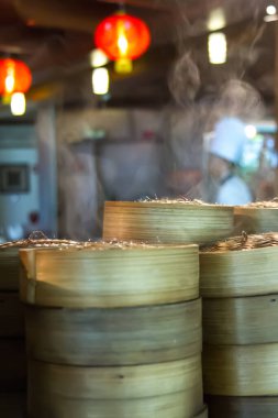 Bir kasedeki geleneksel Çin yemeğinin dikey yakın çekimi.