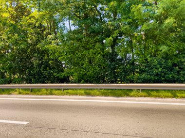 Kırsal bir bölgede araba penceresi görüntüsü