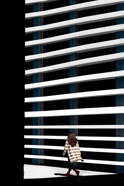 Fine Art Girl Walking Front Building Straight Lines Strong Contrast — Stock Photo, Image