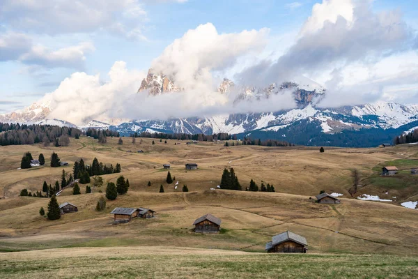 Scenic Mountain Landscape Dolomites Alps Traditional Old Mountain Chalets South — Stock Photo, Image