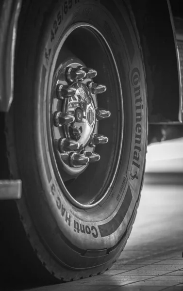 Vertical Closeup Wheel Fire Truck Parked Station Shot Grayscale — Fotografia de Stock