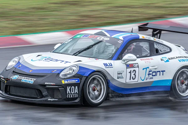 Islak Pistte Yarış Arabası Yağmurlu Bir Günde Porsche 911 Kupa — Stok fotoğraf
