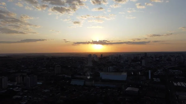 Una Vista Aerea Panoramica Bel Cielo Dorato Tramonto Sulla Città — Foto Stock