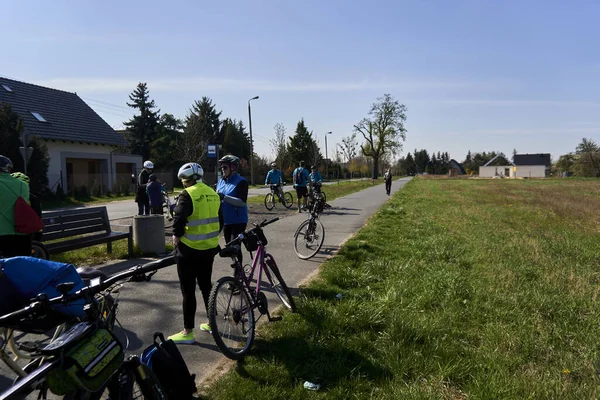 Eine Gruppe Aktiver Menschen Mit Fahrrädern Macht Während Einer Radtour — Stockfoto