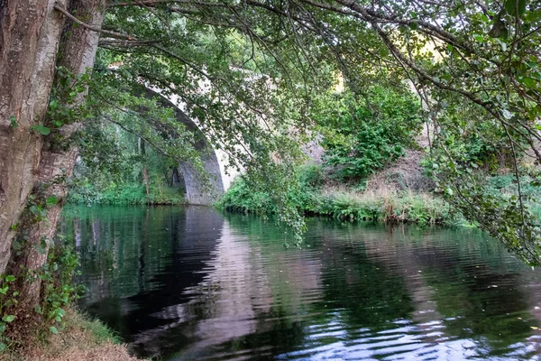 Fluss Fließt Unter Einer Steinbrücke Und Zwischen Bäumen Die Guten — Stockfoto