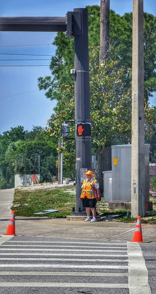 Vertical Shot Woman Crossing Guard Hard Work — Stock Photo, Image