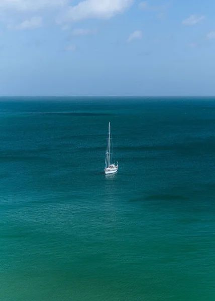 Парусная Лодка Море Солнечный День — стоковое фото