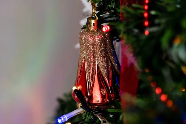 Egy Közeli Kép Egy Lógó Dísztárgyról Egy Karácsonyfán — Stock Fotó