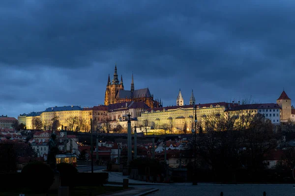 在布拉格这座美丽的城堡里 国王和捷克共和国总统都住在那里 他从查尔斯 布里奇那里夺取了这座城堡 — 图库照片