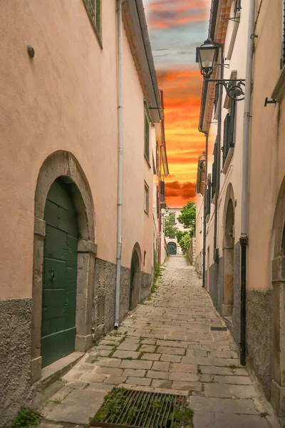 Agnoneの中世の石造りの建物の間の狭い路地 イタリアのモリーゼ地方の小さな村 — ストック写真