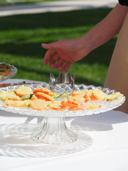 Una Festa Vegetariana Con Gente Bellissimo Tavolo Buffet Bianco Scatola — Foto Stock