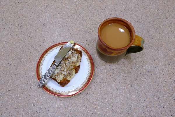 Eine Großaufnahme Von Bananenbrot Auf Einem Teller Neben Einer Tasse — Stockfoto