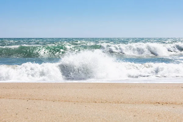 Beautiful Landscape View Ebb Flow Sandy Beach Blue Sunny Sky — Stock Photo, Image