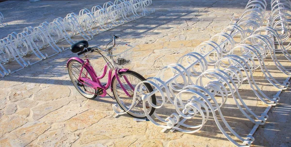 Closeup Shot Bicycle Parked Bike Parking Alys Beach City Florida — Stockfoto