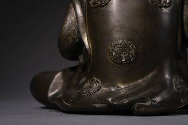 Masadaki güzel bir heykelin yakın çekimi.