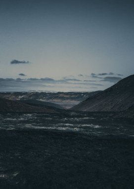 Akşamları deniz ve dağların manzarası.