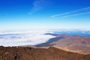 Mavi gökyüzü ile yüksek bir dağdan büyüleyici bir manzara.